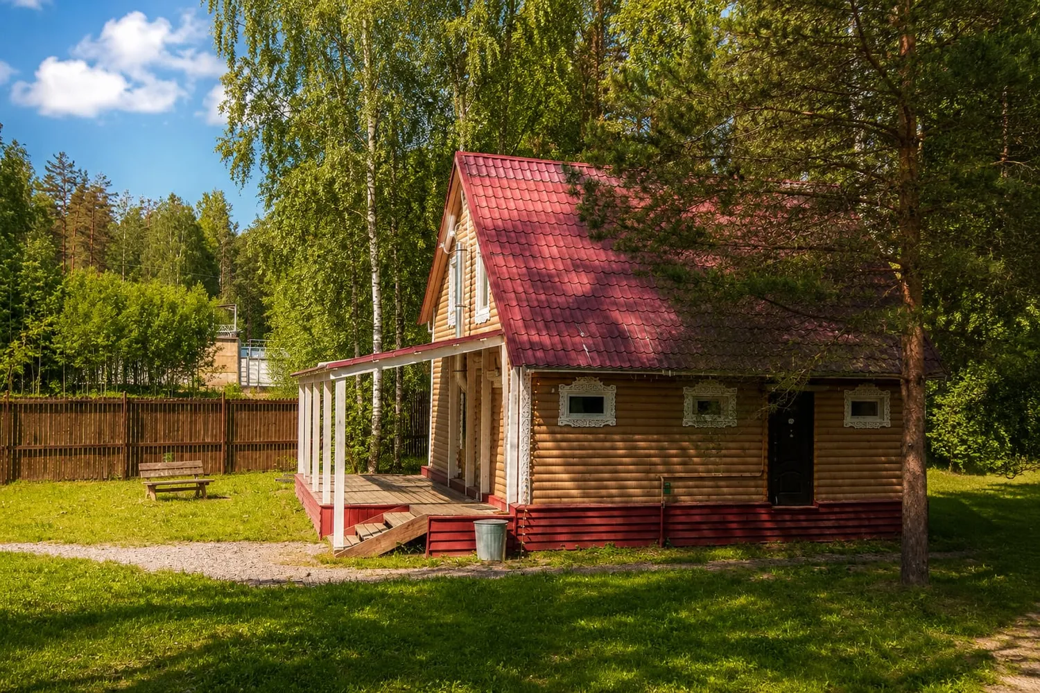 Дом с красной крышей